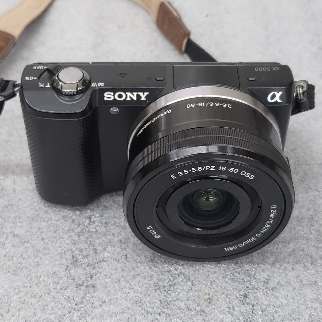 소니 알파5000 미러리스 카메라와 가죽 케이스 상품이미지3