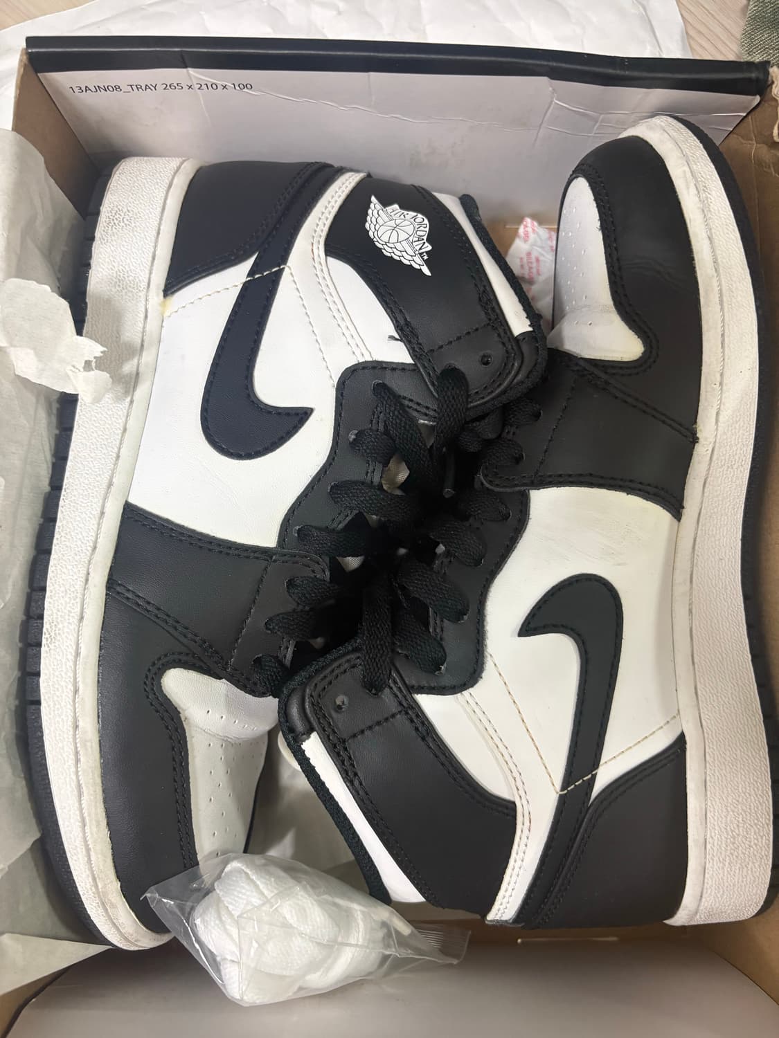 조던 1 레트로 하이 OG 블랙 화이트 2014 GS 235  상품이미지2