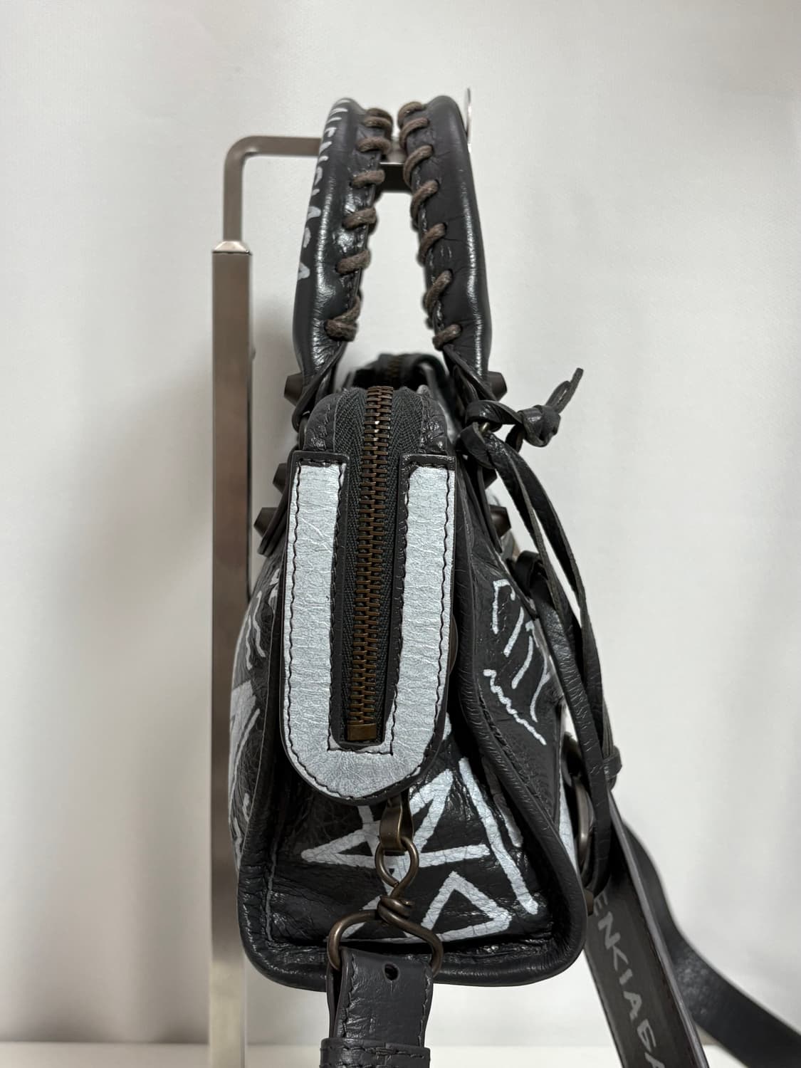 발렌시아가 그래피티 모터백 미니 그레이 상품이미지3