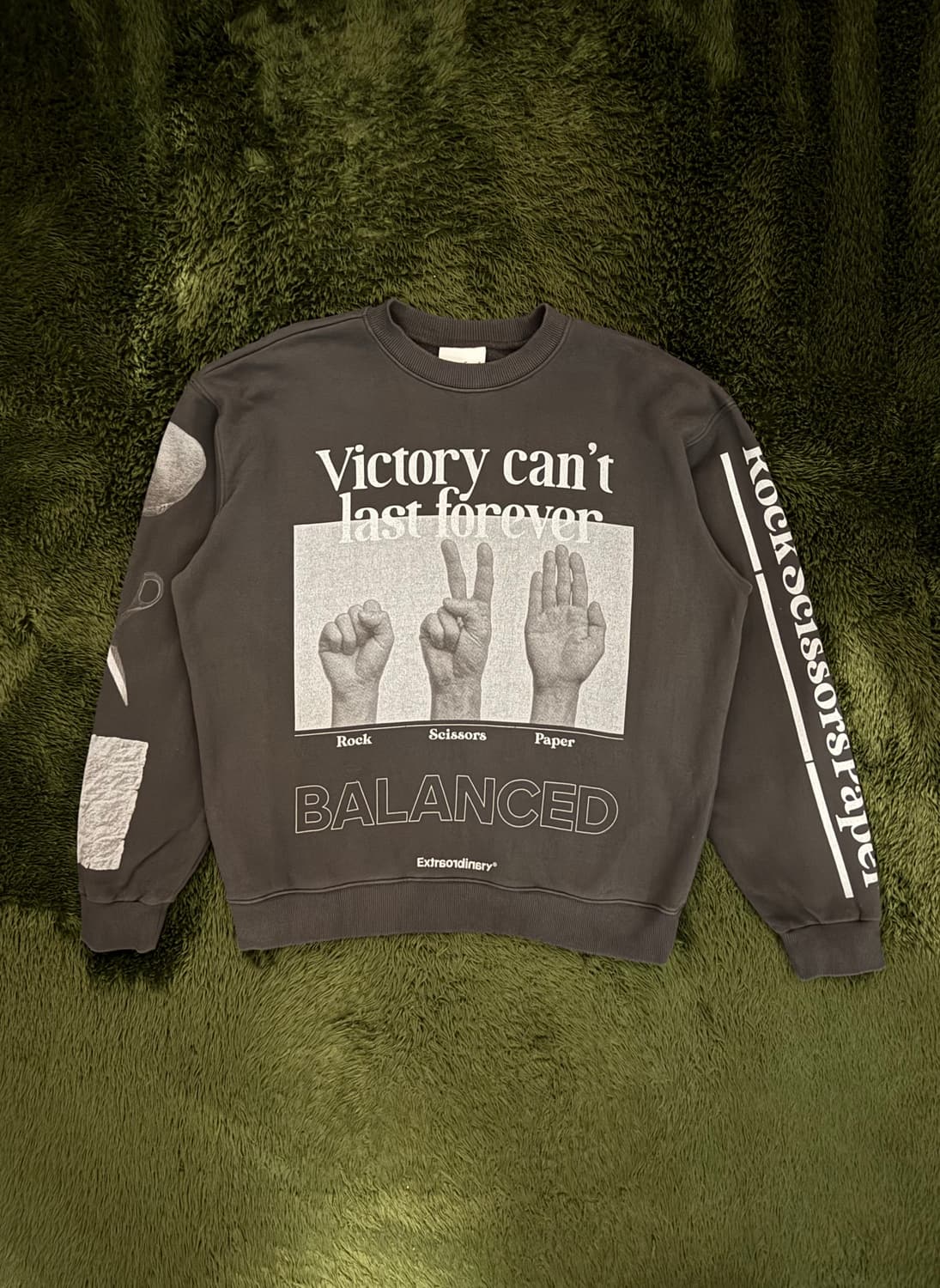 [L] 엑스트라오디너리 RSF 그래픽 릴렉스 핏 스웻셔츠 챠콜 상품이미지1