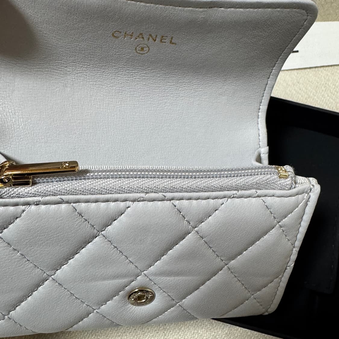 샤넬 클래식 똑딱이 카드지갑 그레이 새제품 내부지퍼o 상품이미지4