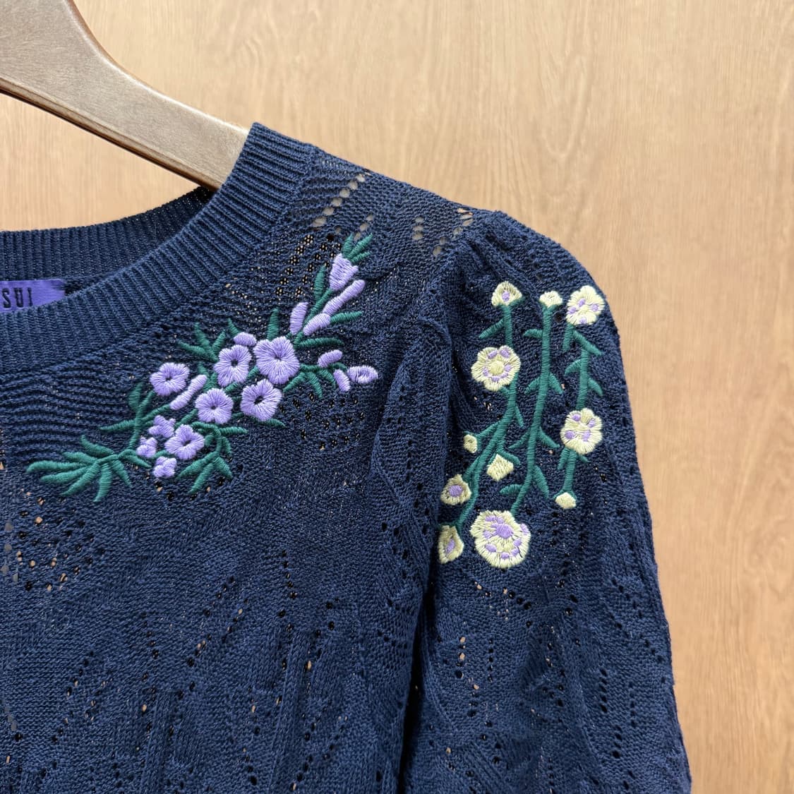 안나수이 퍼프 소매 반팔 니트 시스루 짜임 플라워 자수 디테일 네이비 상품이미지6