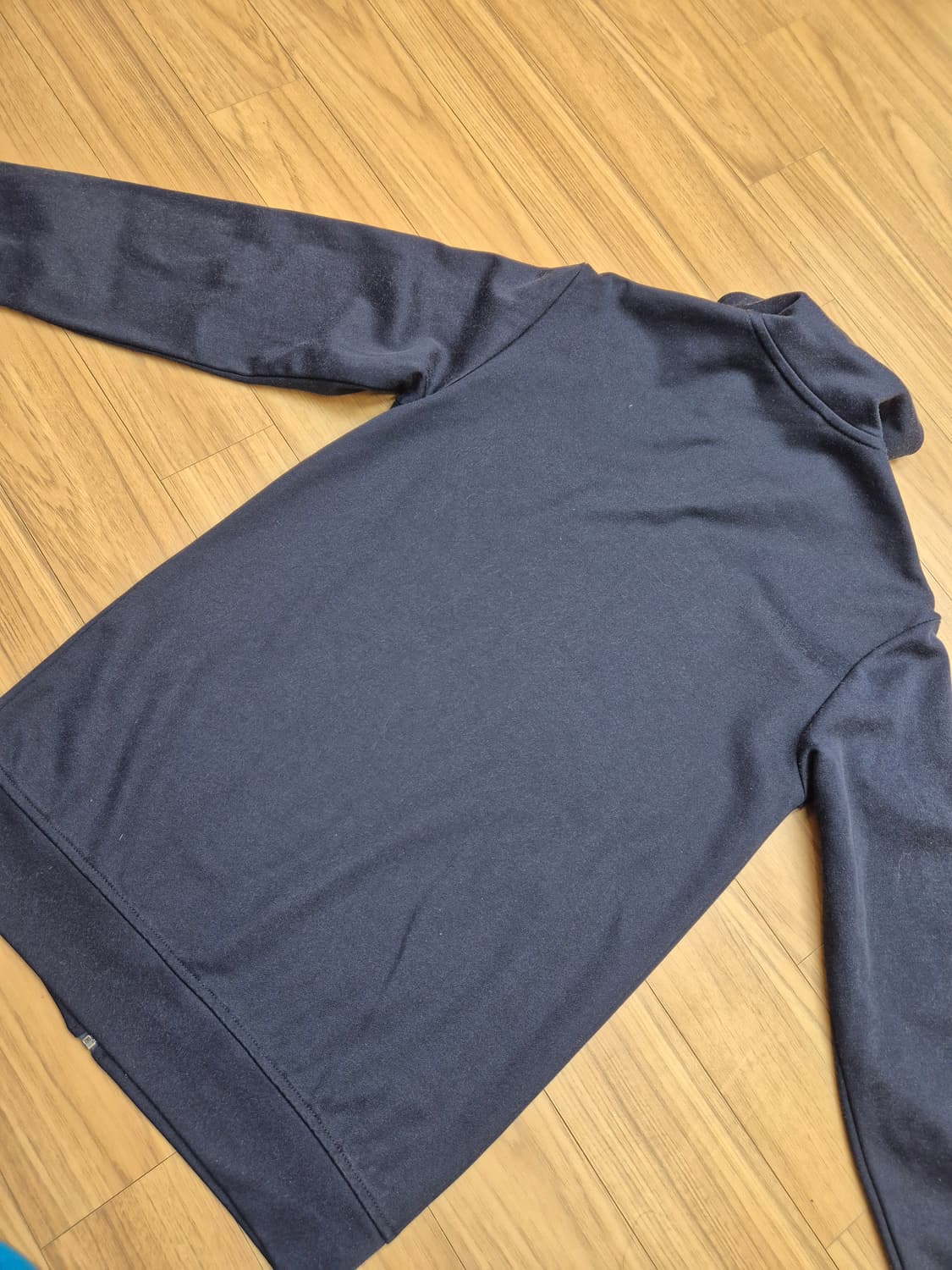 아디다스 유로파 트랙탑 상의 네이비 색상입니다. 사이즈는 90이고, 여성 상품이미지2