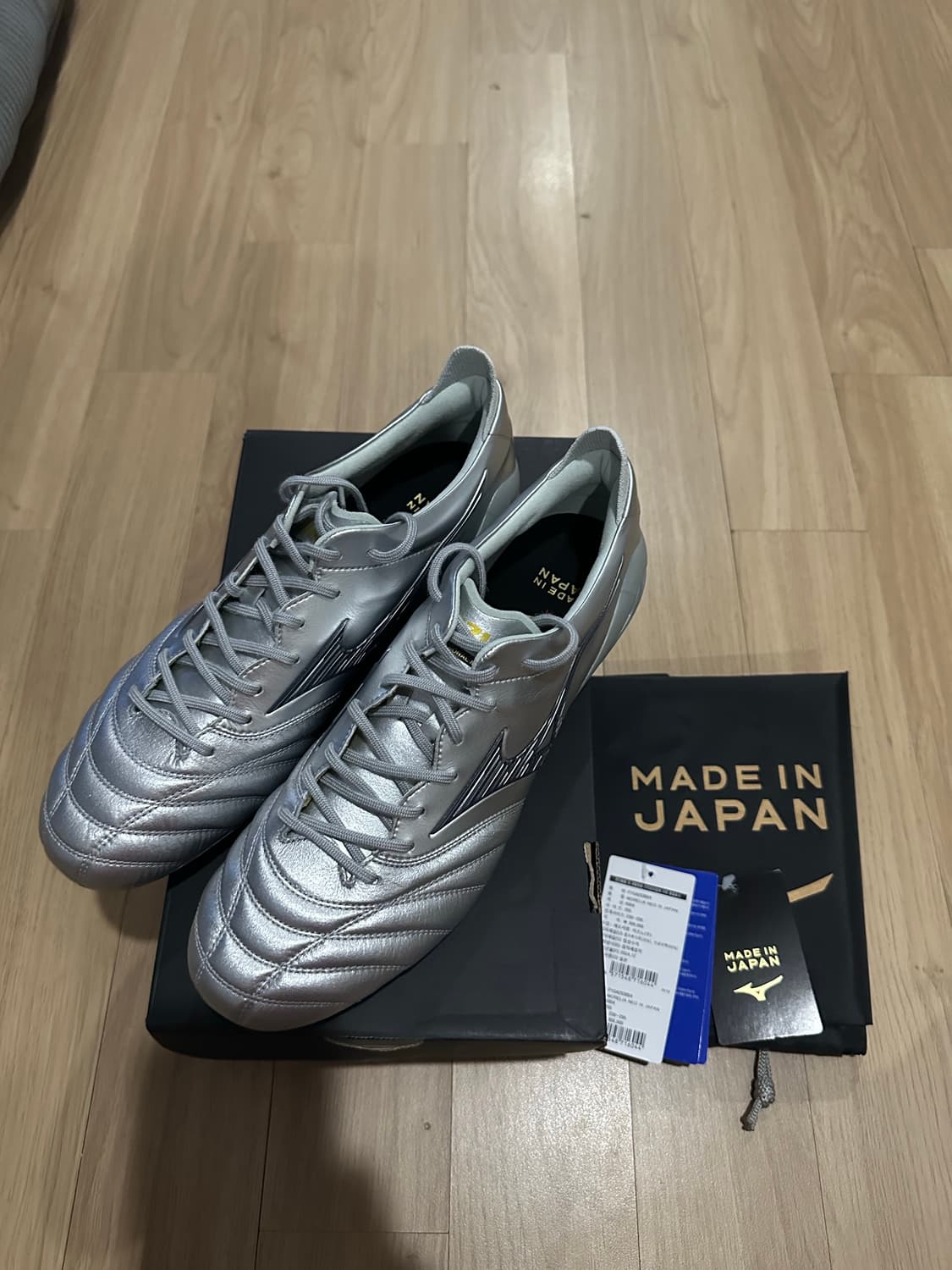 미즈노 모렐리아 네오4 JPN MD 265 플래티넘 실버팩 축구화 상품이미지2