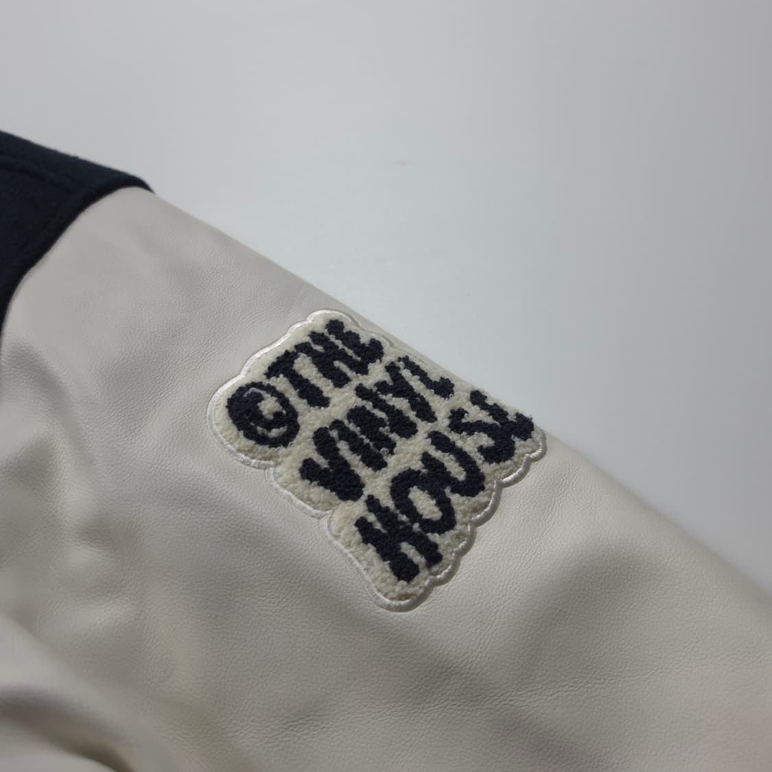 더바이닐하우스 빅로고 레더 모직 바시티 자켓 (XL) 상품이미지4