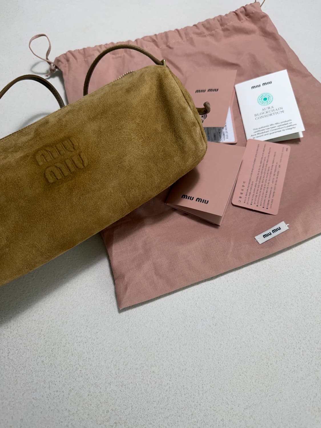 미우미우 스웨이드 가죽 파우치 미니백 상품이미지5