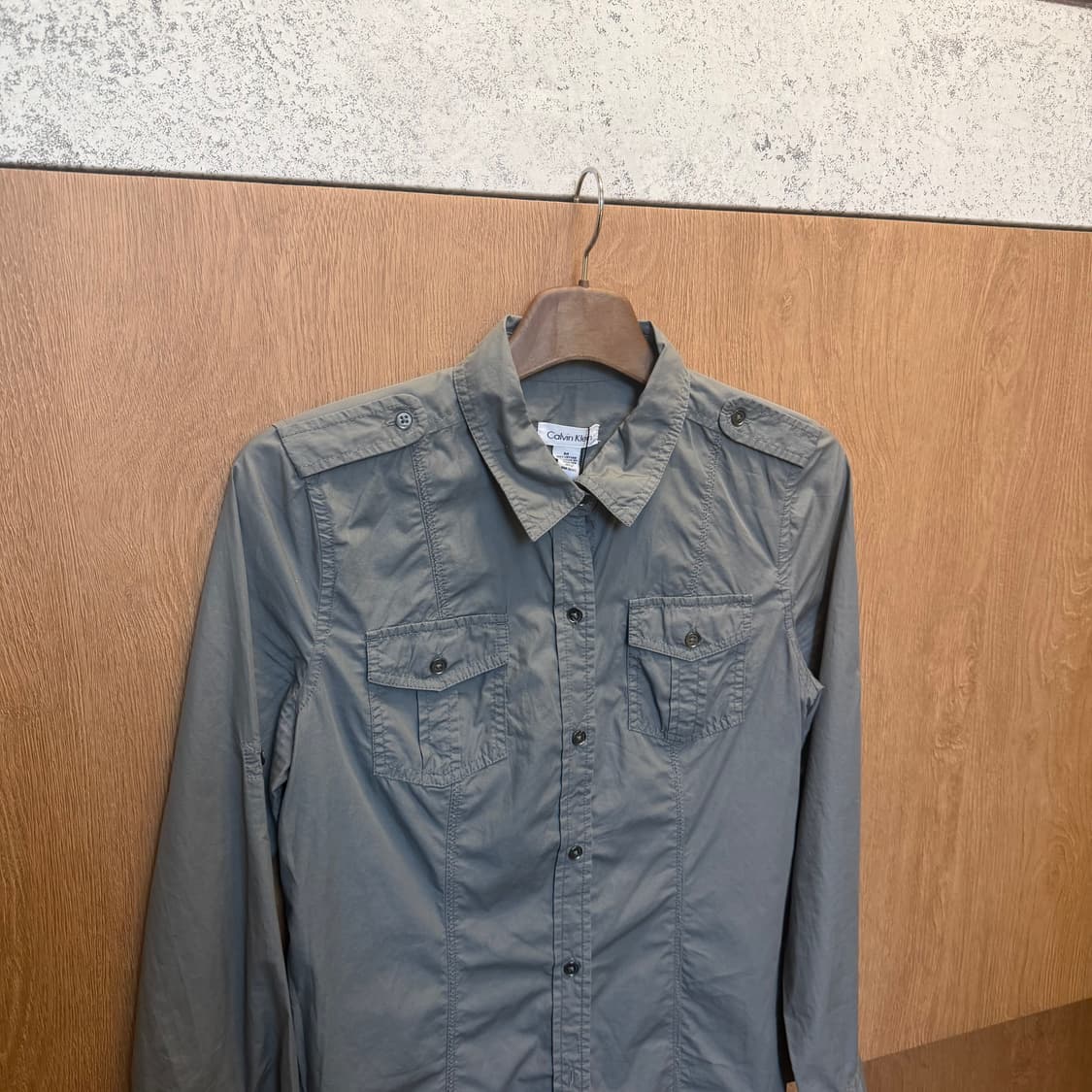 캘빈 클라인 롱슬리브 밀리터리 셔츠 견장 더블 포켓 디테일 그레이 상품이미지3