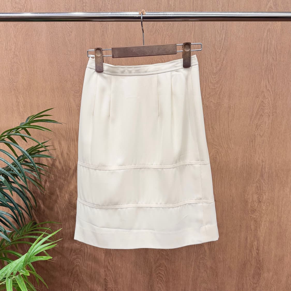 꾸레쥬 미디 스커트 로고 자수 사이드 슬릿 라인 디테일 A라인 화이트 상품이미지1