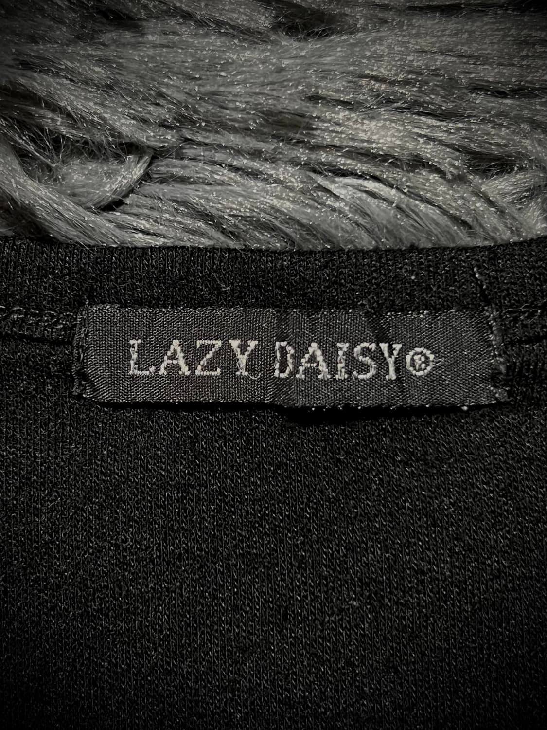 Lazy Daisy 골드링 오프숄더 레터링 반팔 티셔츠 상품이미지9