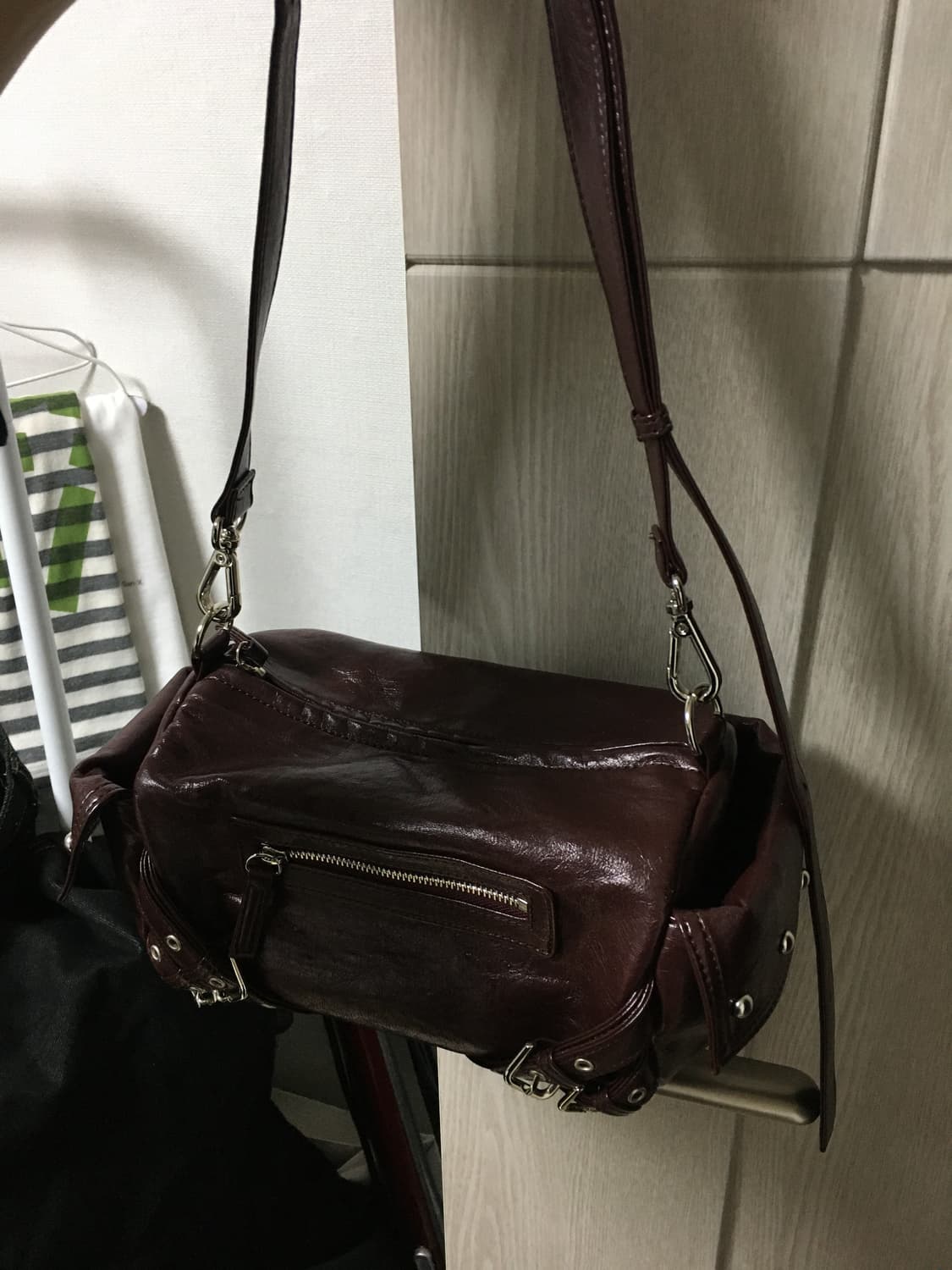 다이닛 스터드 포켓 숄더백 버건디 상품이미지1