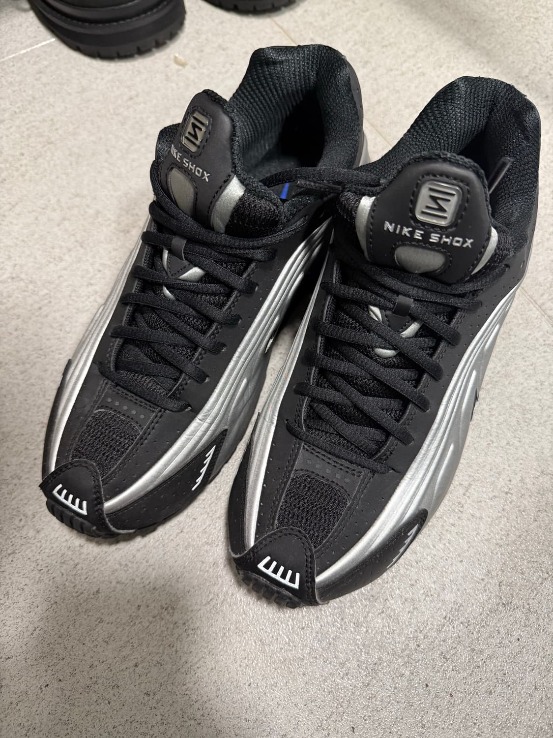 (W265) 나이키 샥스r4 메탈릭실버 앤 블랙 상품이미지1