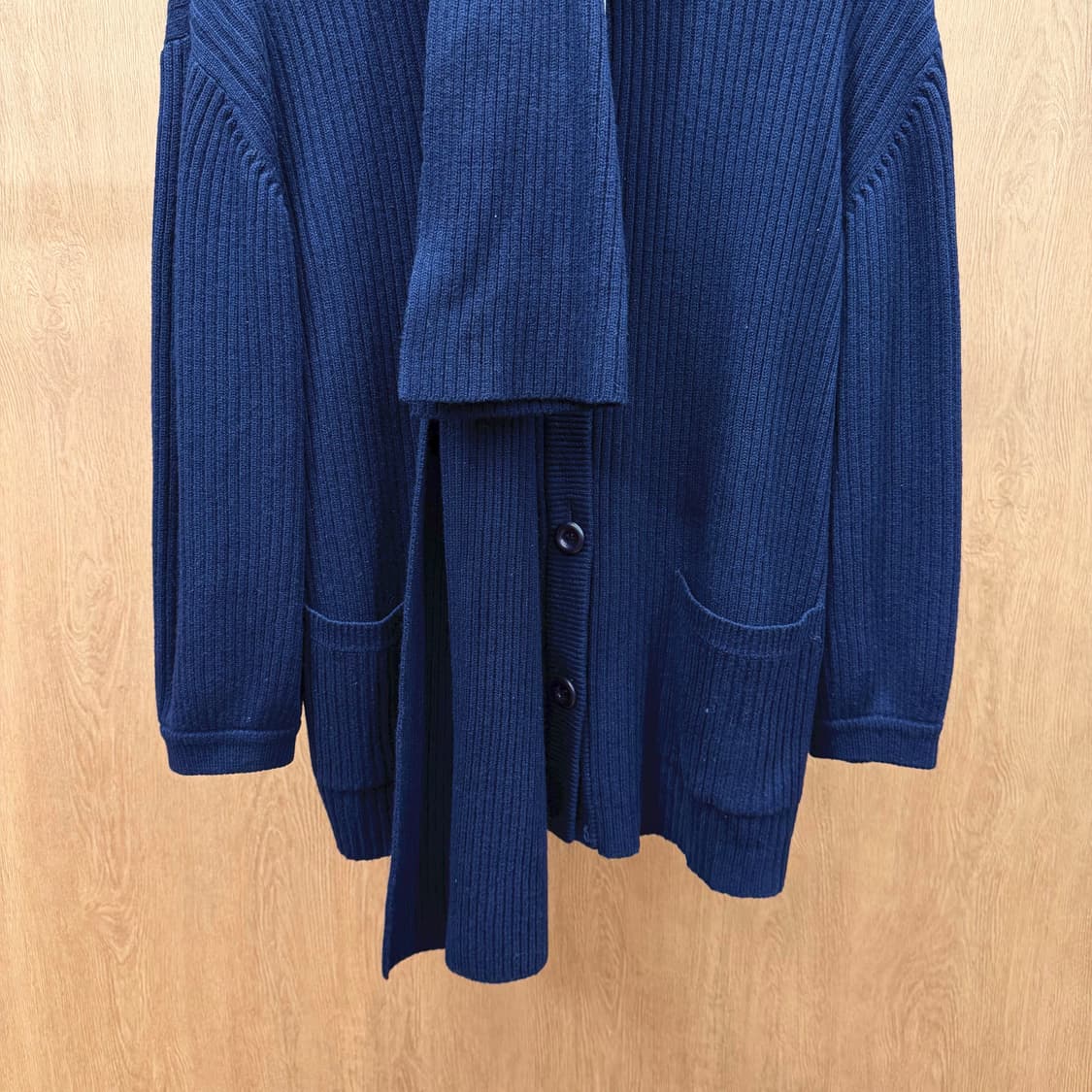 끌로에 골지 울 니트 가디건 머플러넥 패치 포켓 디테일 루즈핏 네이비 상품이미지5