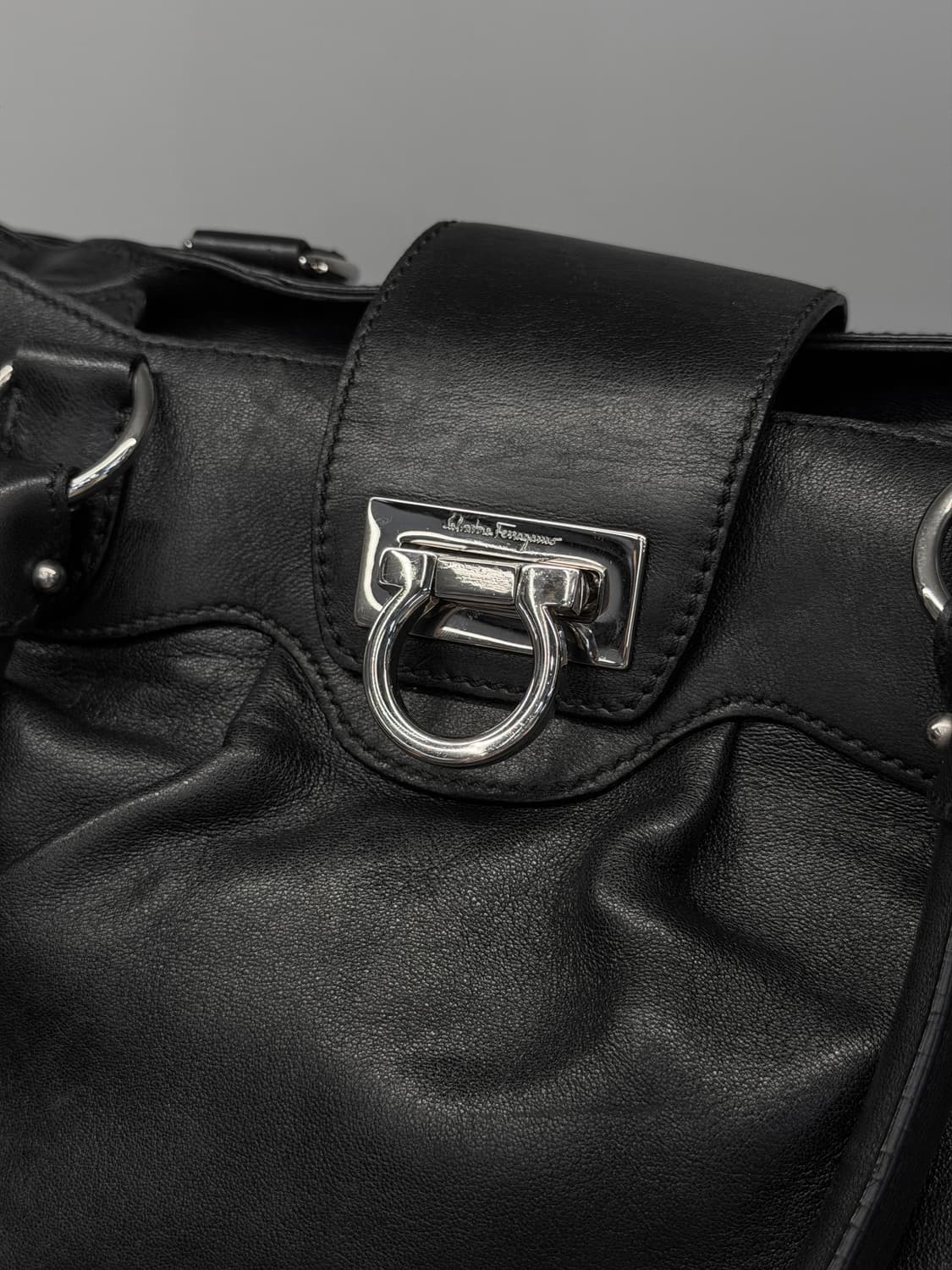 페라가모 간치니 락 소프트 카프스킨 숄더백 상품이미지8