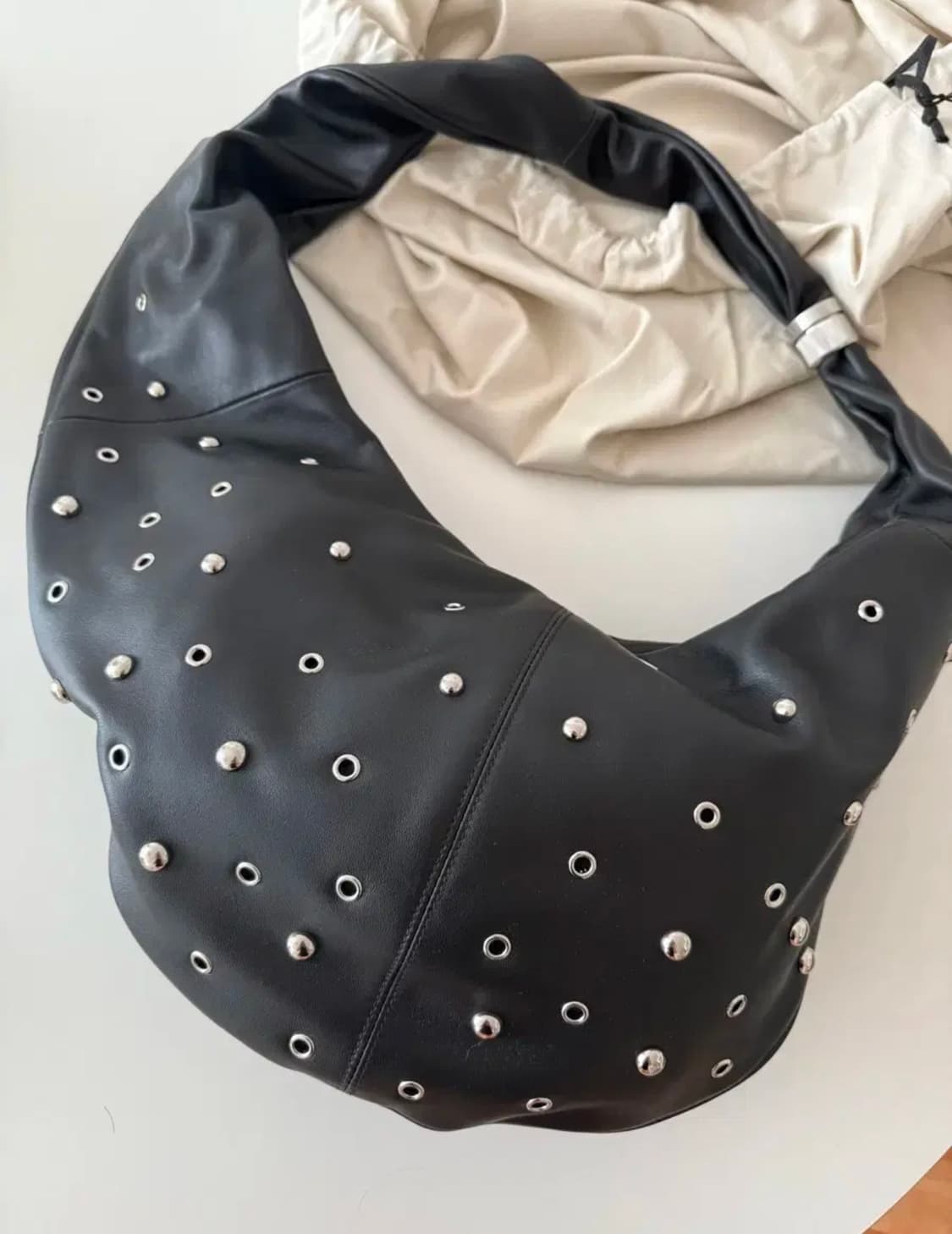 쿠론 라엘 에디션 사베(Savoir) 크로스 59 스터드 백 상품이미지5