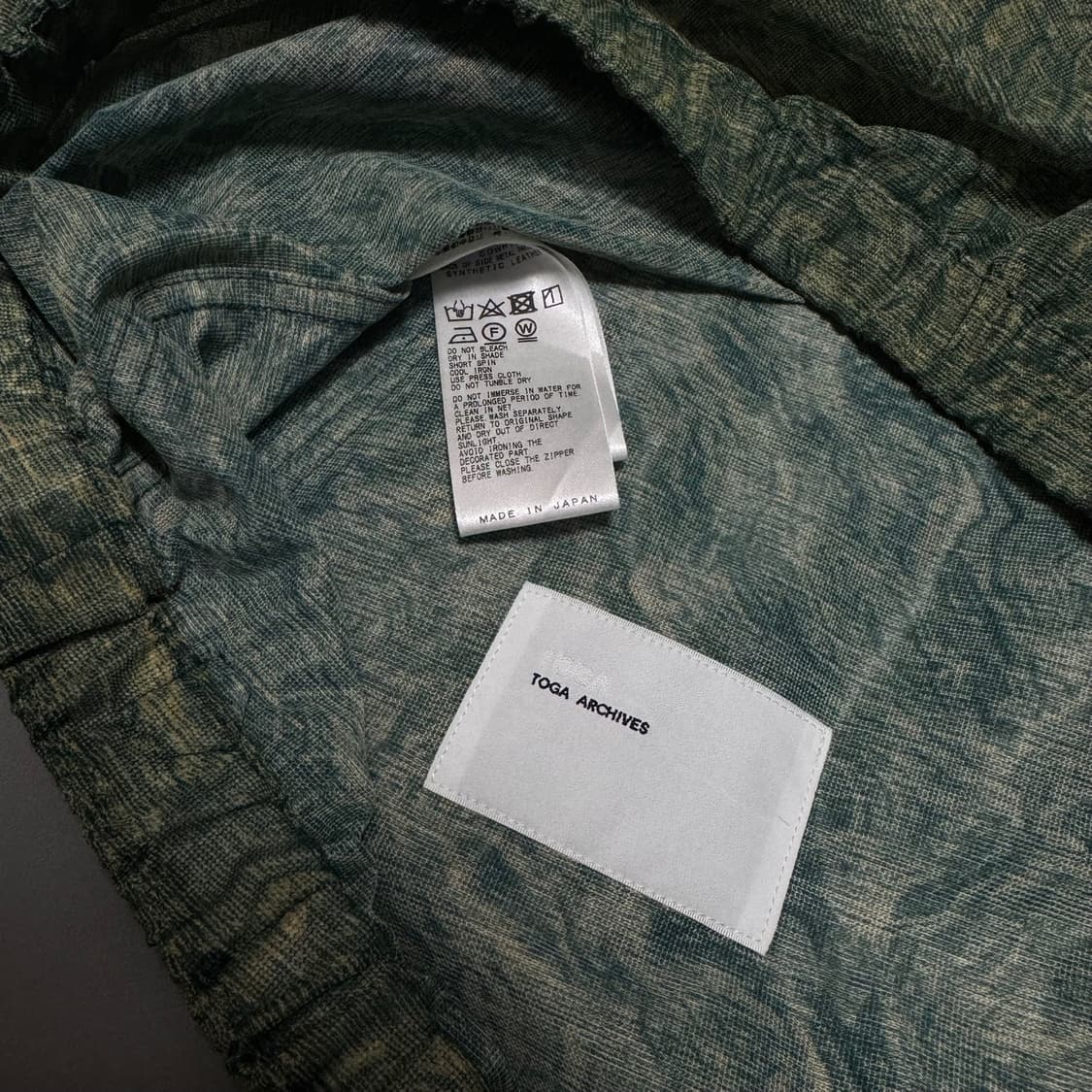 토가 비릴리스(TOGA VIRILIS) 그린 매쉬 마블 프린트 블루종 상품이미지3