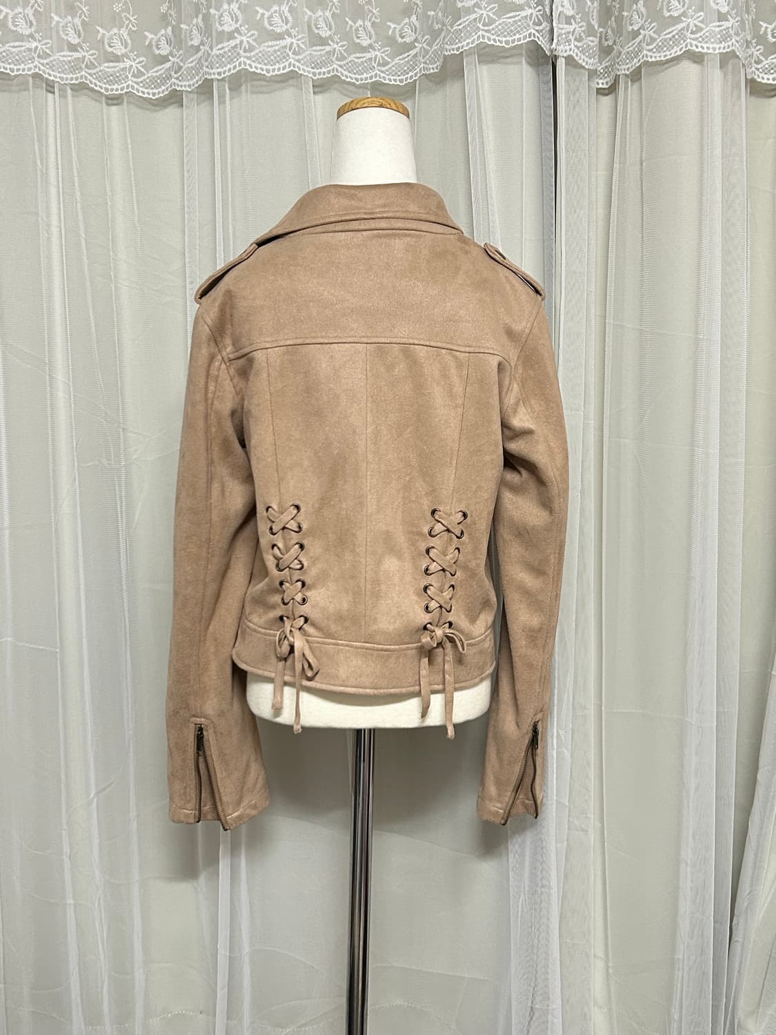 (유일매물) 리즈리사 리본 아일렛 스웨이드 크롭 라떼갸루 베이지 상품이미지2