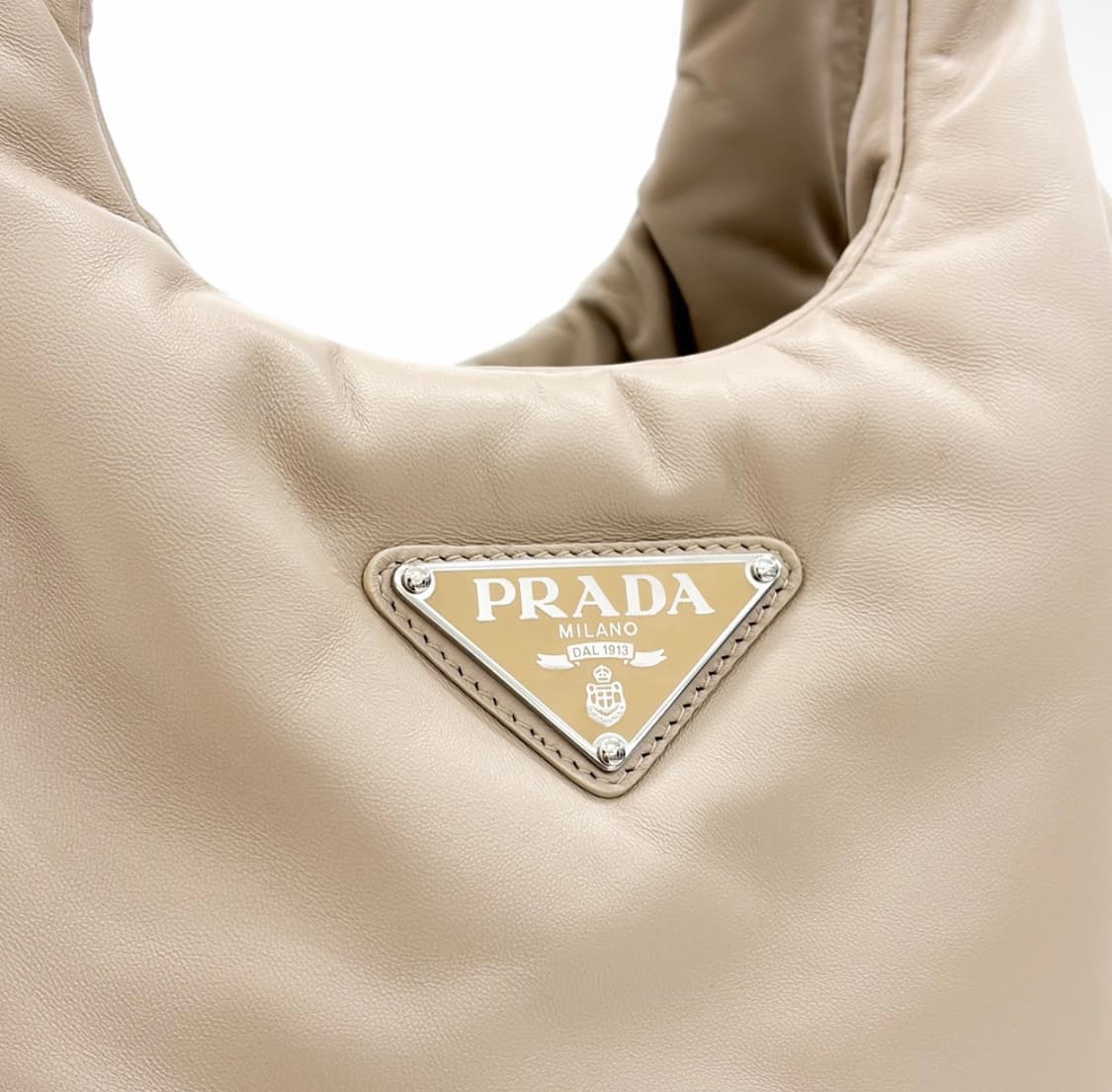 [M] 프라다 패디드 소프트 패딩 니파 레더 백 미디움 데저트 베이지 상품이미지6