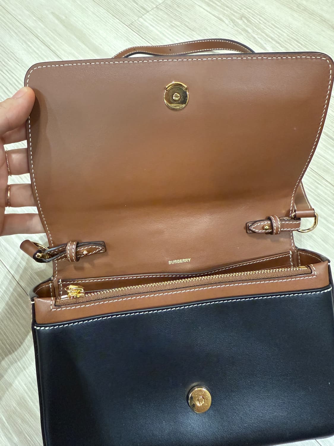 버버리 호스페리 프린트 컨버스 레더미니 노트백 상품이미지7