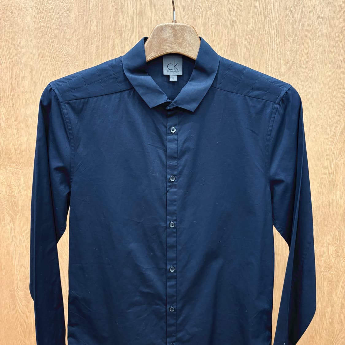 캘빈클라인 베이직 긴팔 셔츠 미니멀 플레인 버튼 커프스 디테일 네이비 상품이미지4