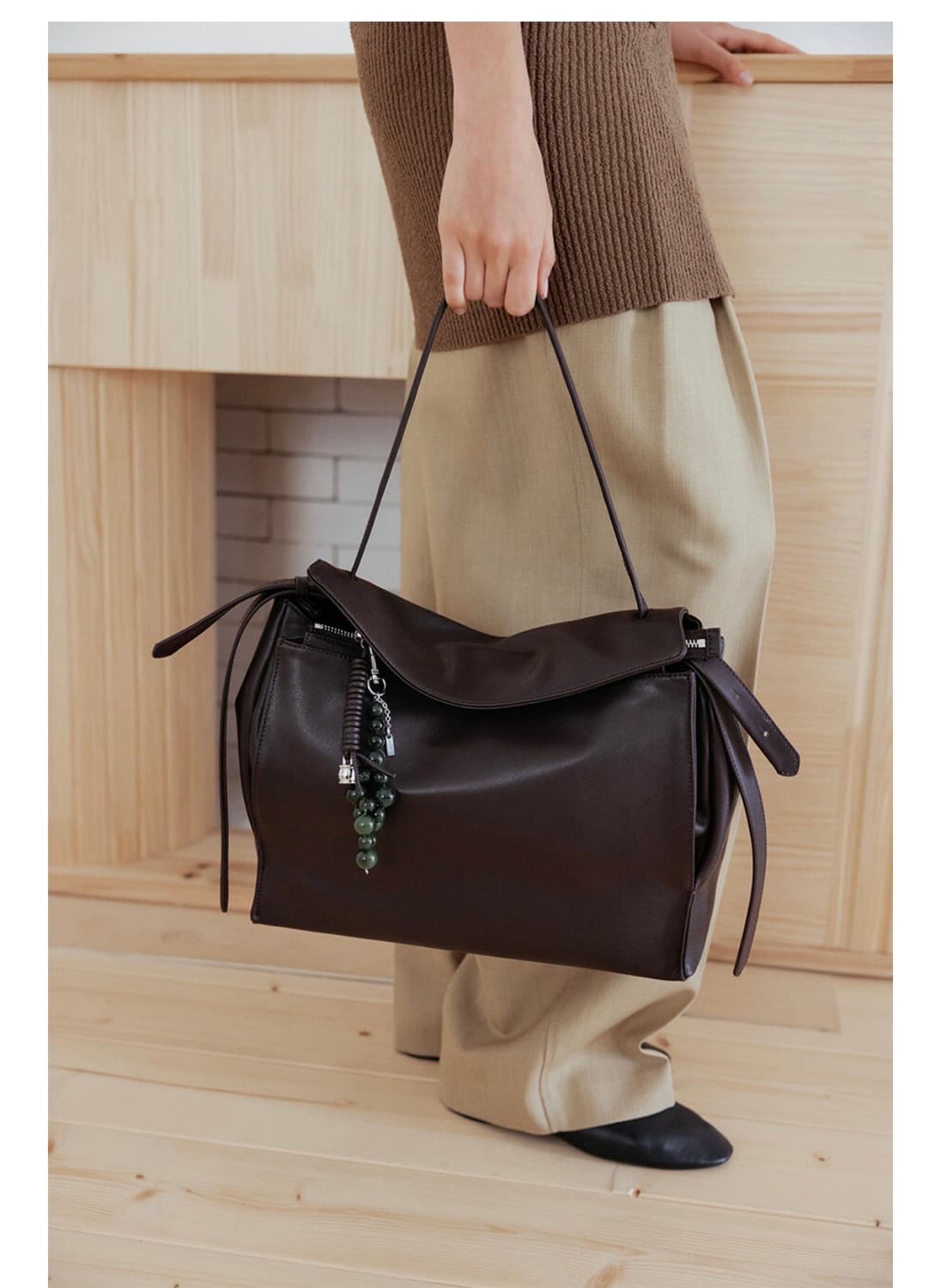 루에브르 숄더백 브라운 라지 Trapeze Shoulder Large 상품이미지1