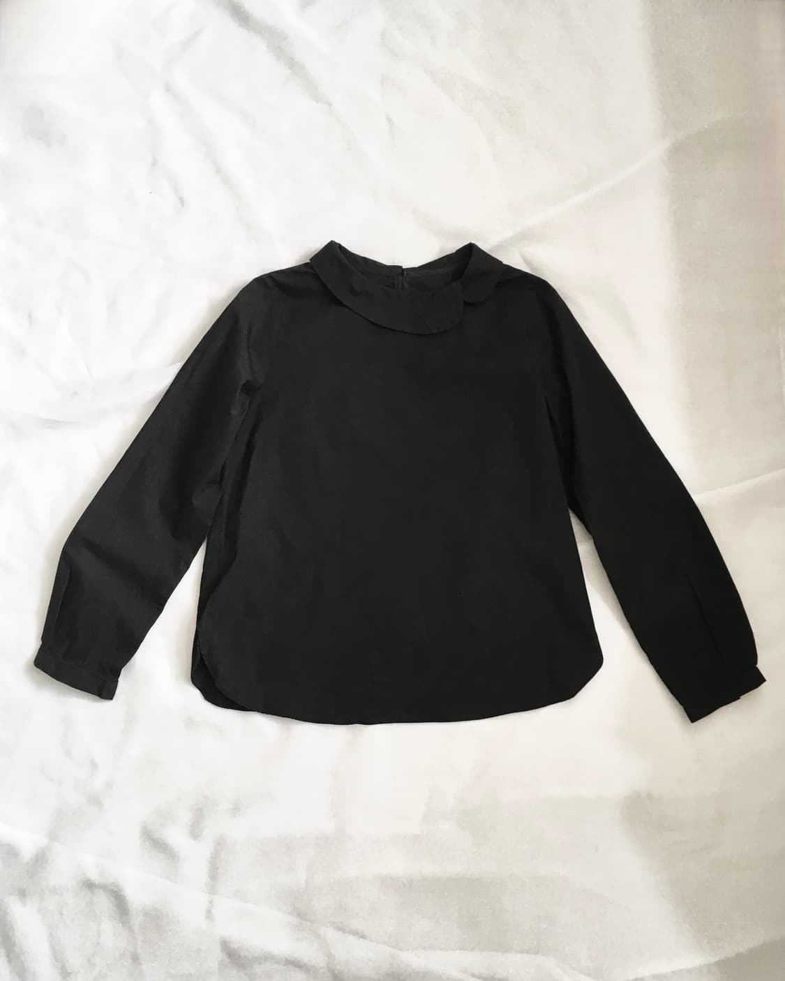asymmetric round collar blouse 상품이미지1