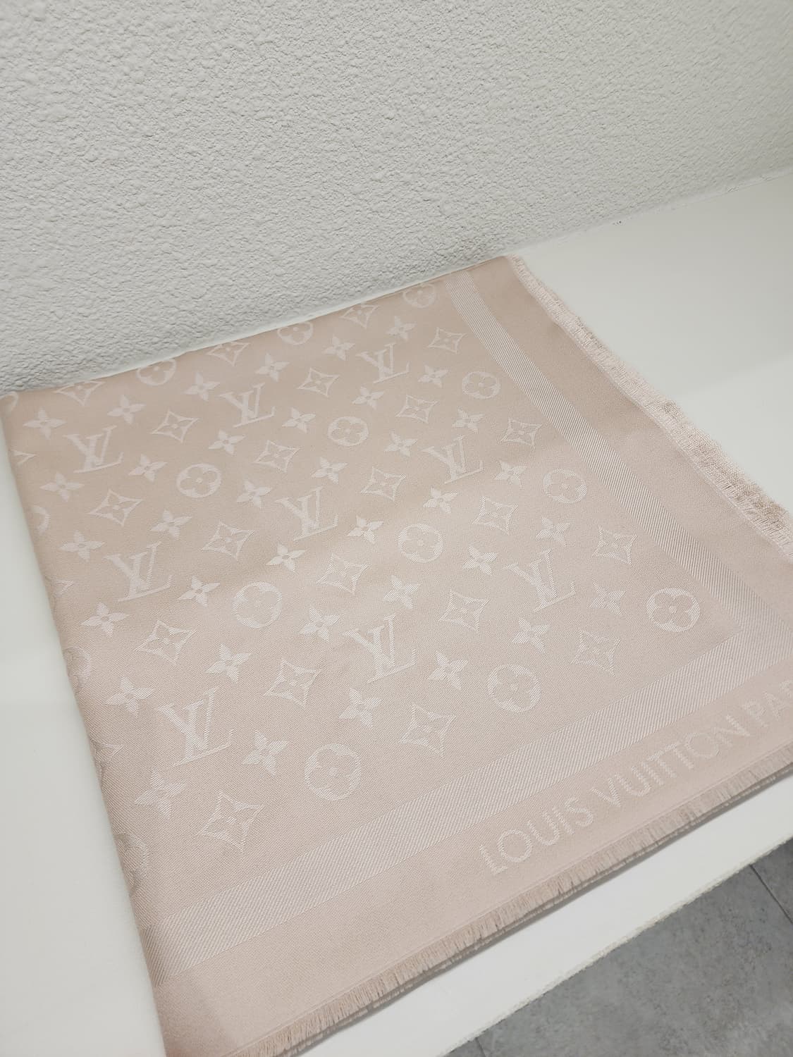 루이비통 M96978 모노그램 클래식 숄 라이트베이지 상품이미지2
