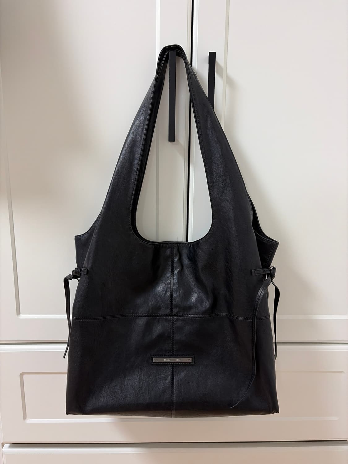 마뗑킴 사이드 스트링 레더 빅 숄더백 블랙 상품이미지1