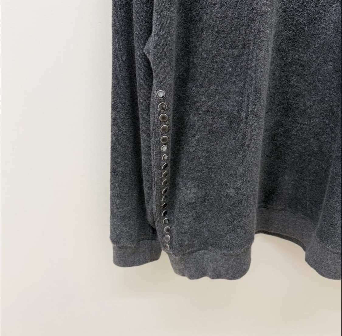 토가 비릴리스 v넥 비즈 스웨터 상품이미지4