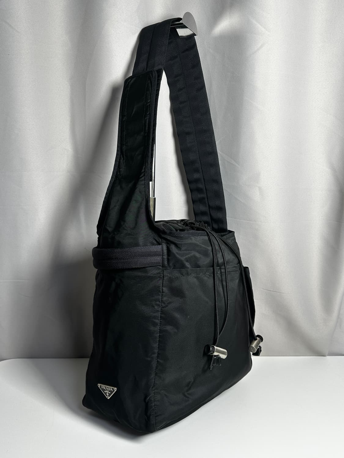 프라다 나일론 드로스트링 크로스백 상품이미지8