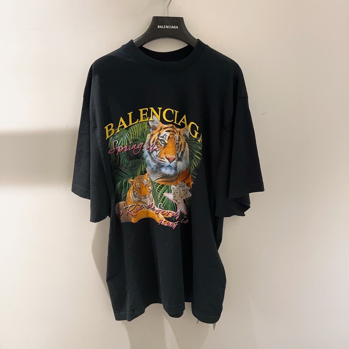 발렌시아가 유니핏 블랙 타이거 로고 티셔츠 상품이미지1