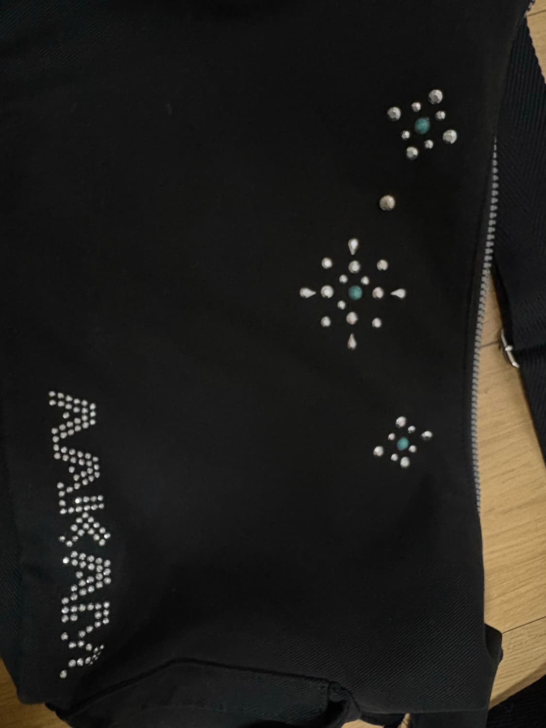 아캄 스터드 로고 크로스백 블랙 (현재 품절) 상품이미지3