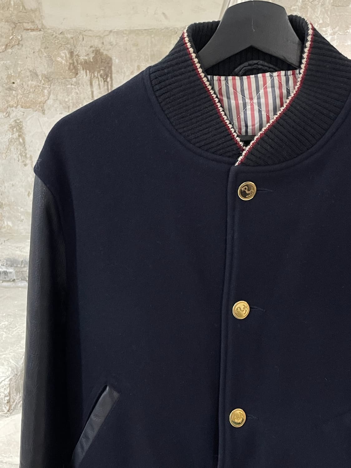 톰브라운 다크 네이비 금장 울 바시티 자켓 상품이미지2