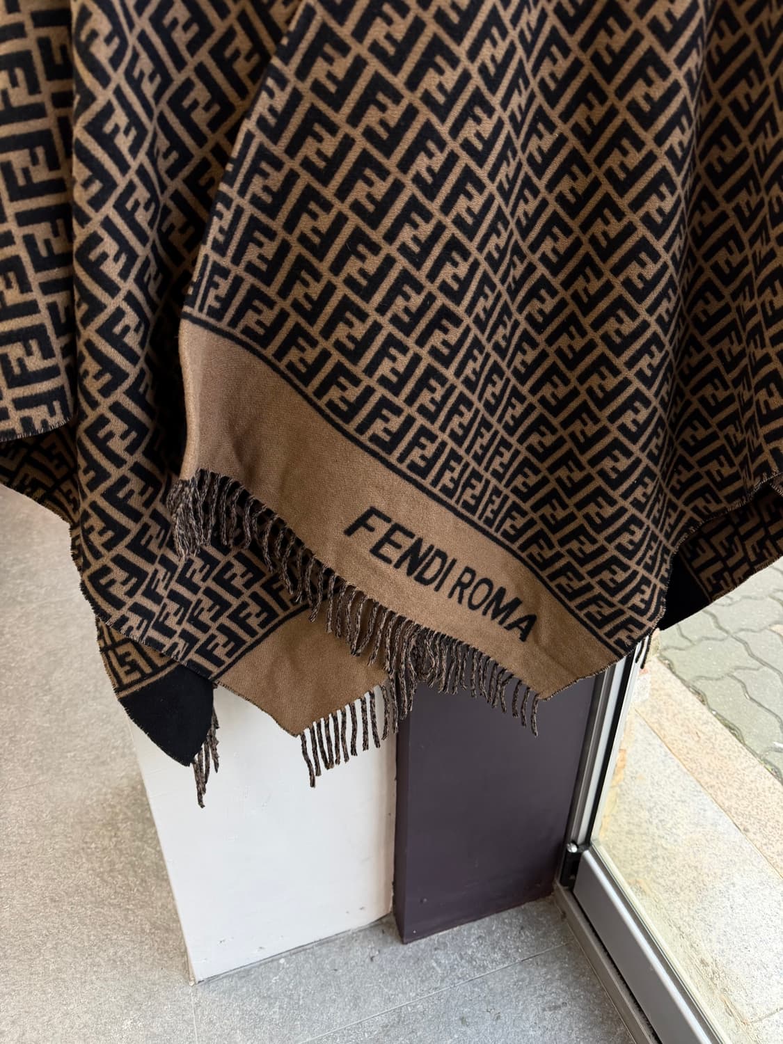 펜디 23FW FF 모노그램 캐시미어 숄 케이프 상품이미지5