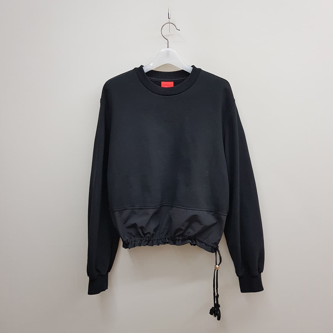 럭키슈에뜨 2023 우븐 배색 헴 스트링 맨투맨  36사이즈 상품이미지2