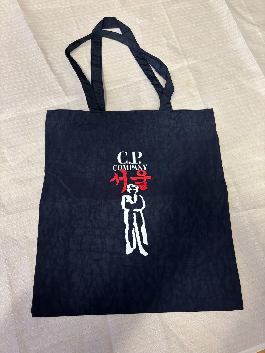 Cp컴퍼니 서울 로고 에코백 상품이미지1