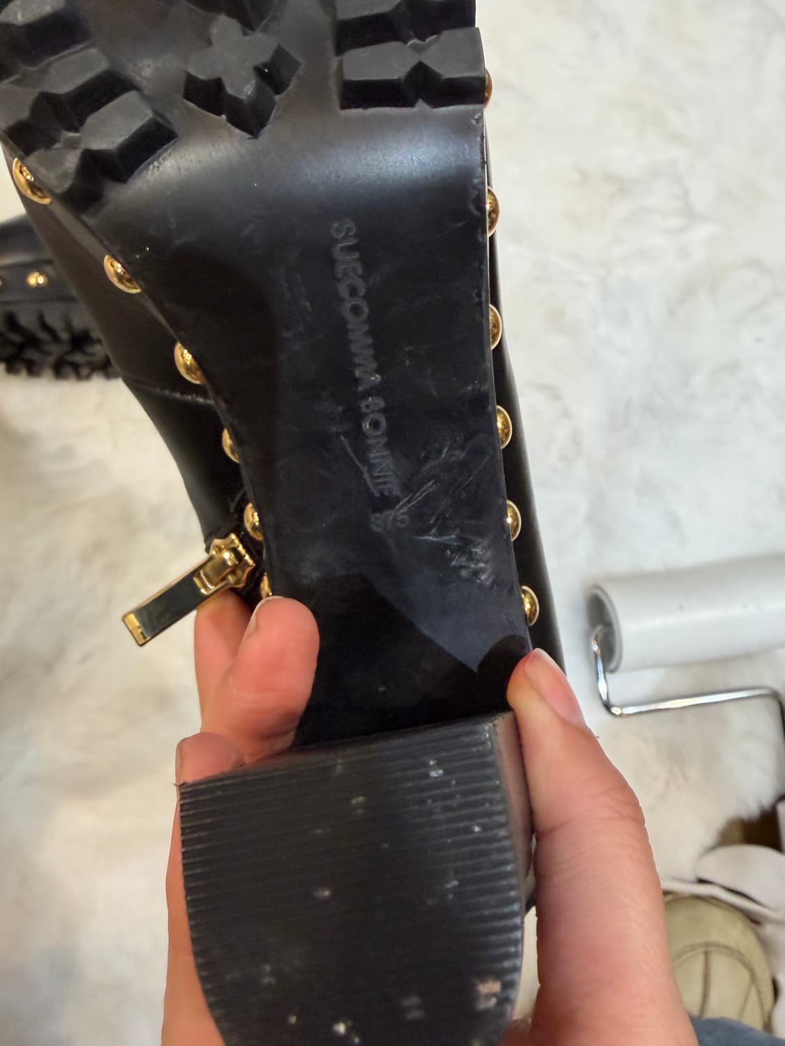 슈콤마보니 블랙 앵클 부츠 금장 장식 상품이미지5