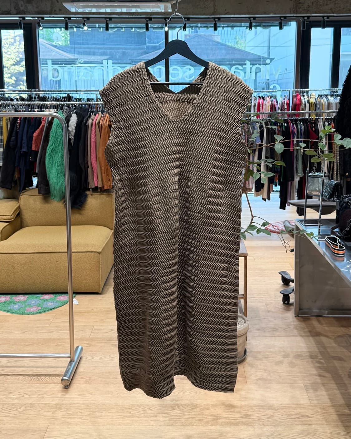 이세이미야케 브라운 링컬 브이넥 슬리브리스 원피스  상품이미지1