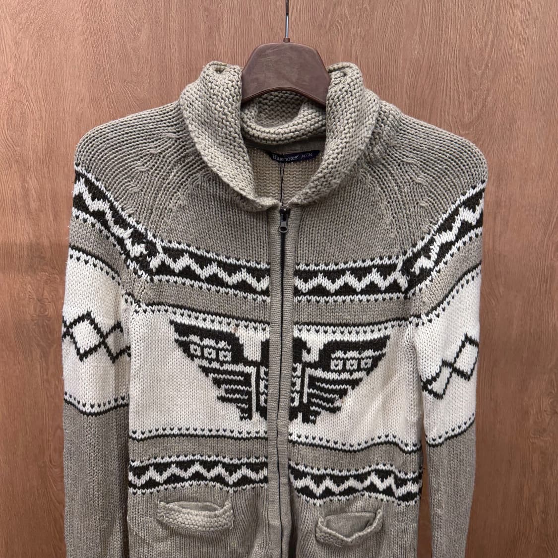 블루노트 니트 집업 가디건 이글 자카드 패턴 디테일 레귤러핏 베이지 상품이미지4