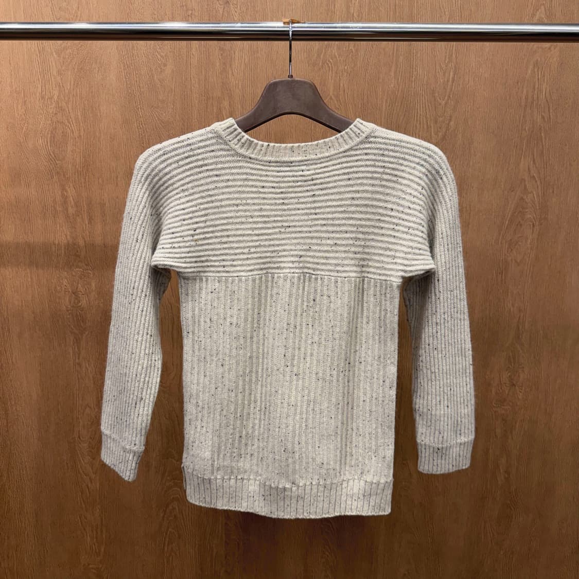 아페쎄 라운드넥 니트 멜란지 텍스처 디테일 슬림핏 라이트 그레이 상품이미지3