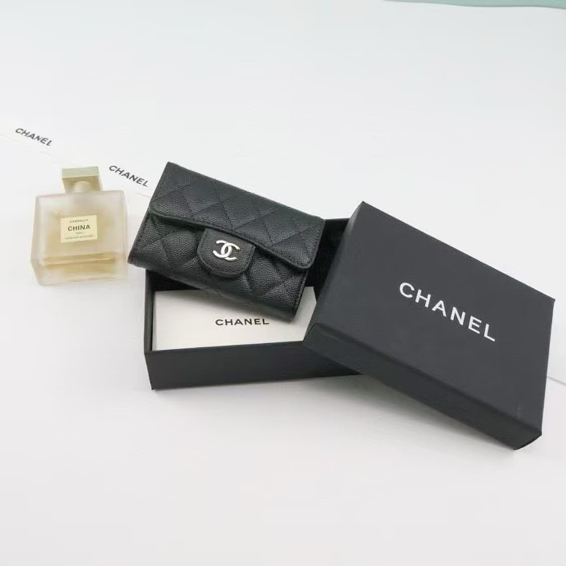 샤넬 클래식 카드 홀더 그레인드 카프스킨 & 골드 메탈 블랙 상품이미지4