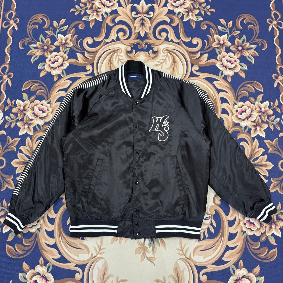 (XL)위켄더스 WKNDRS 새틴 베이스볼 자켓(블랙,검흰) 상품이미지1