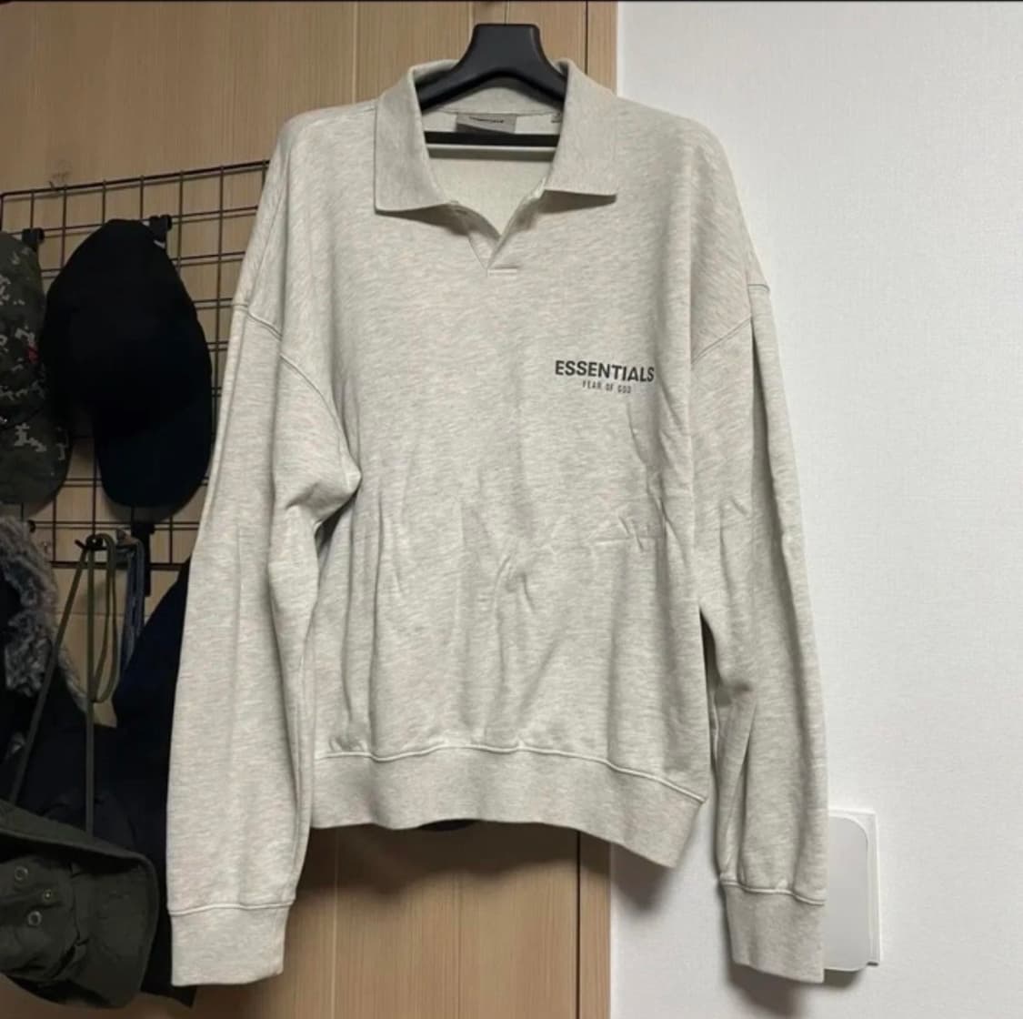 (S)21SS 피오갓 에센셜 백로고 폴로 긴팔티 라이트오트밀 상품이미지1