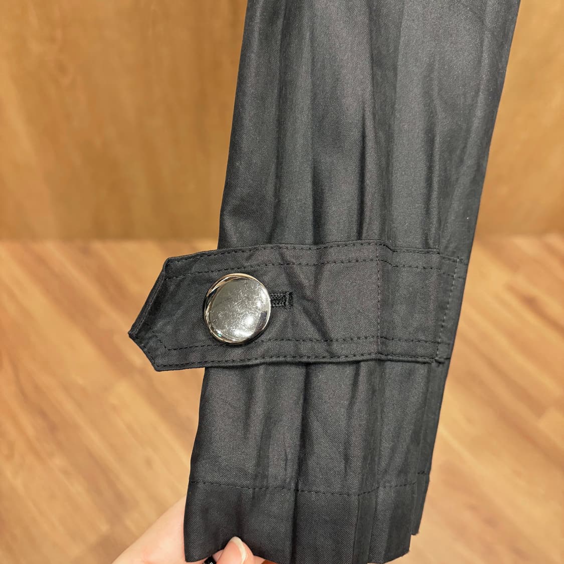 스피치오 싱글 코트 세로 플리츠 텍스처 소매 스트랩 포켓 디테일 블랙 상품이미지6