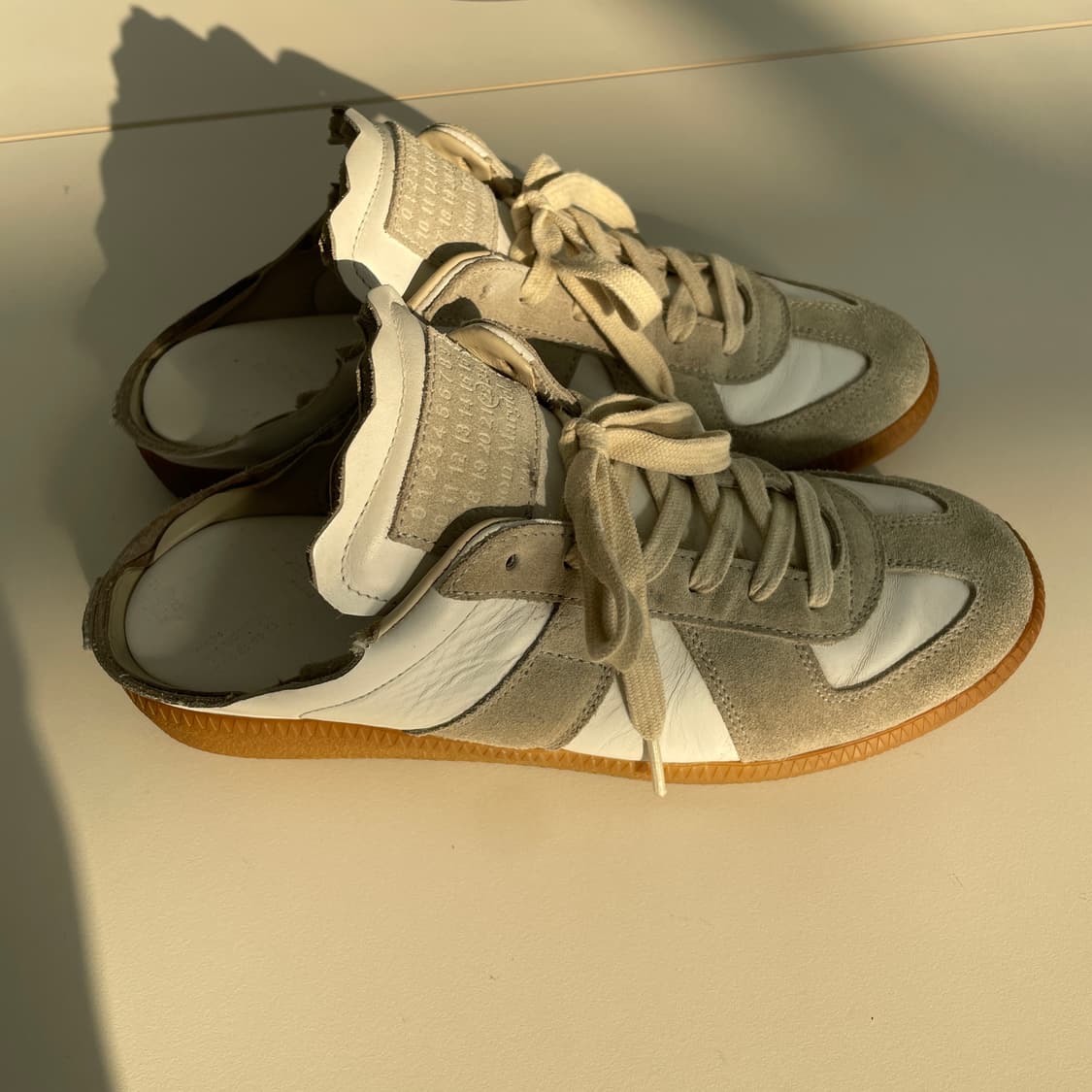 메종 마르지엘라 레플리카 컷아웃 스니커즈 라이트 그레이 상품이미지4