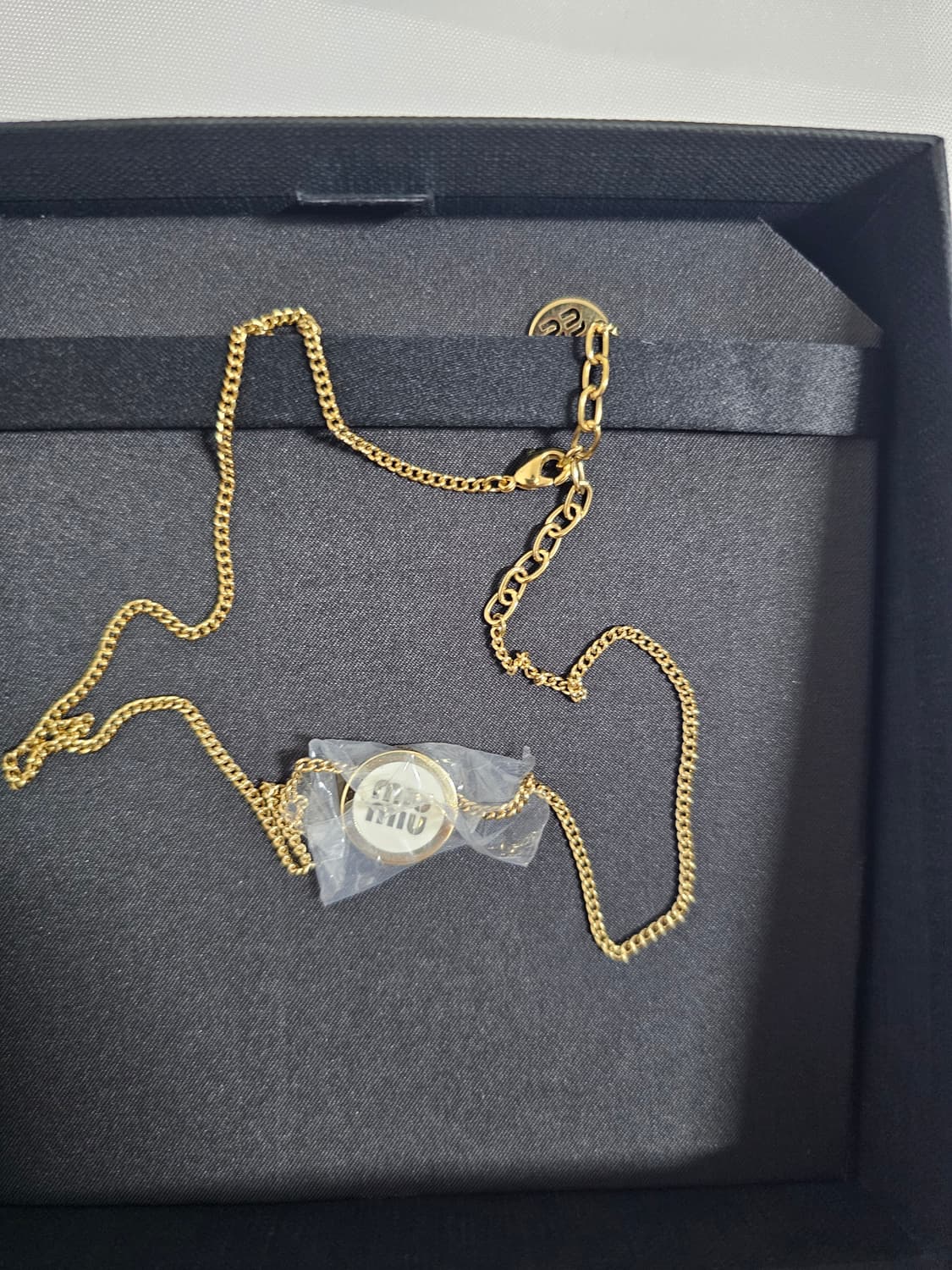 (새상품)미우미우 신형 목걸이 새상품 상품이미지3