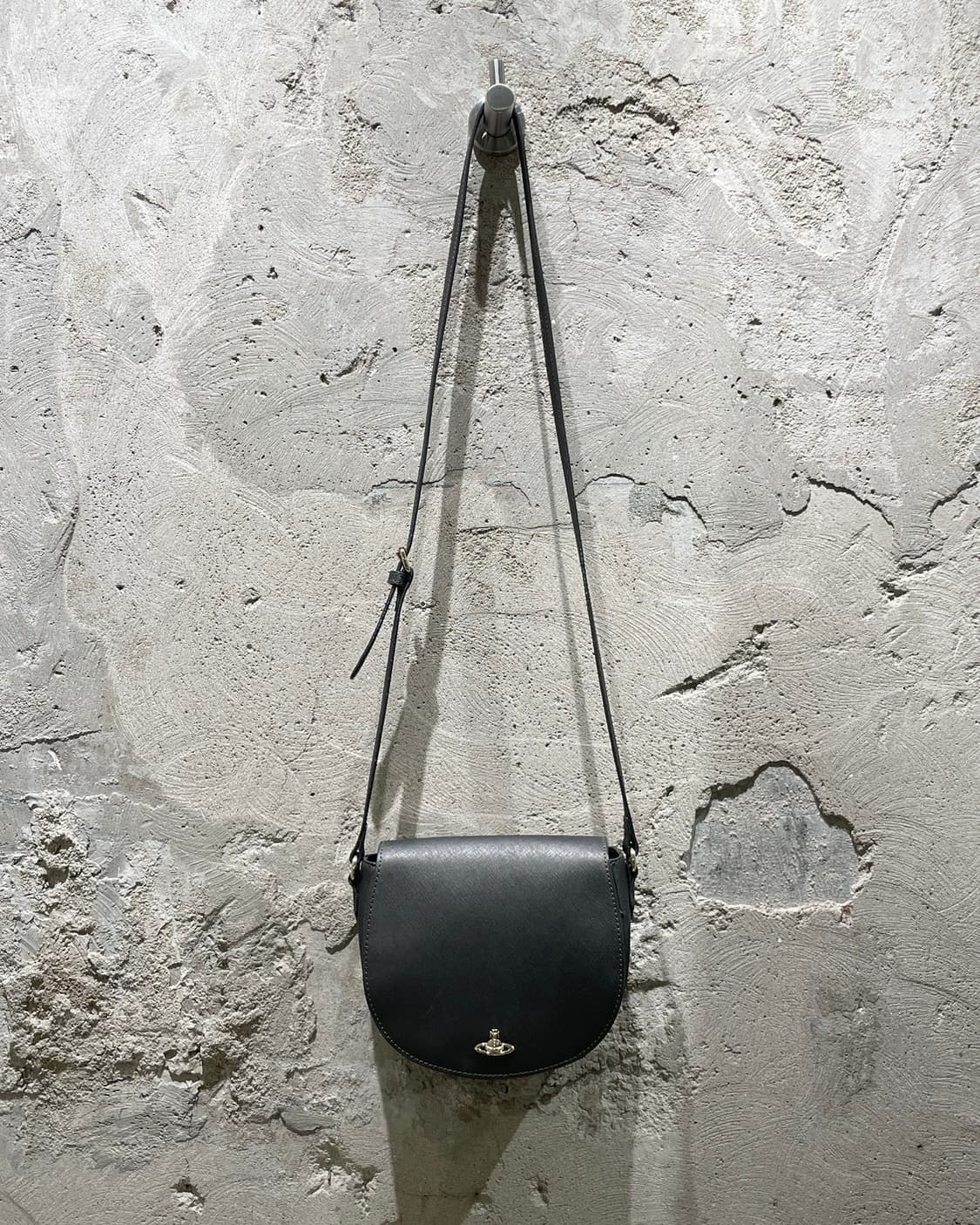 비비안 웨스트우드 사피아노 하프문 크로스백 상품이미지1