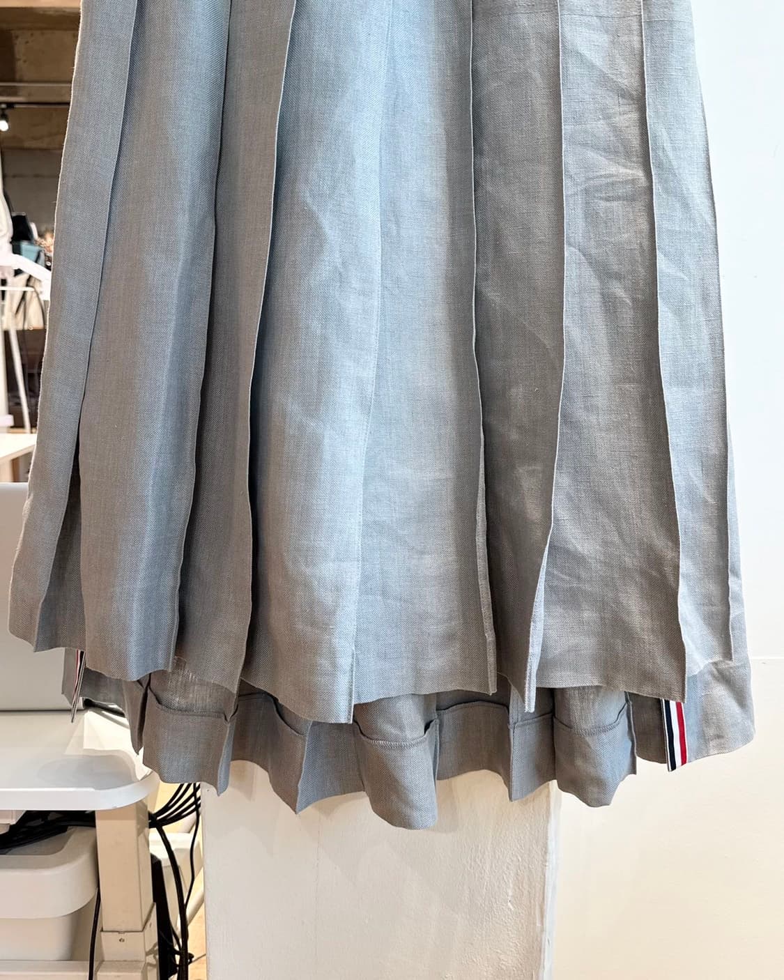 톰브라운 그레이 플리츠 린넨 미디스커트  상품이미지4