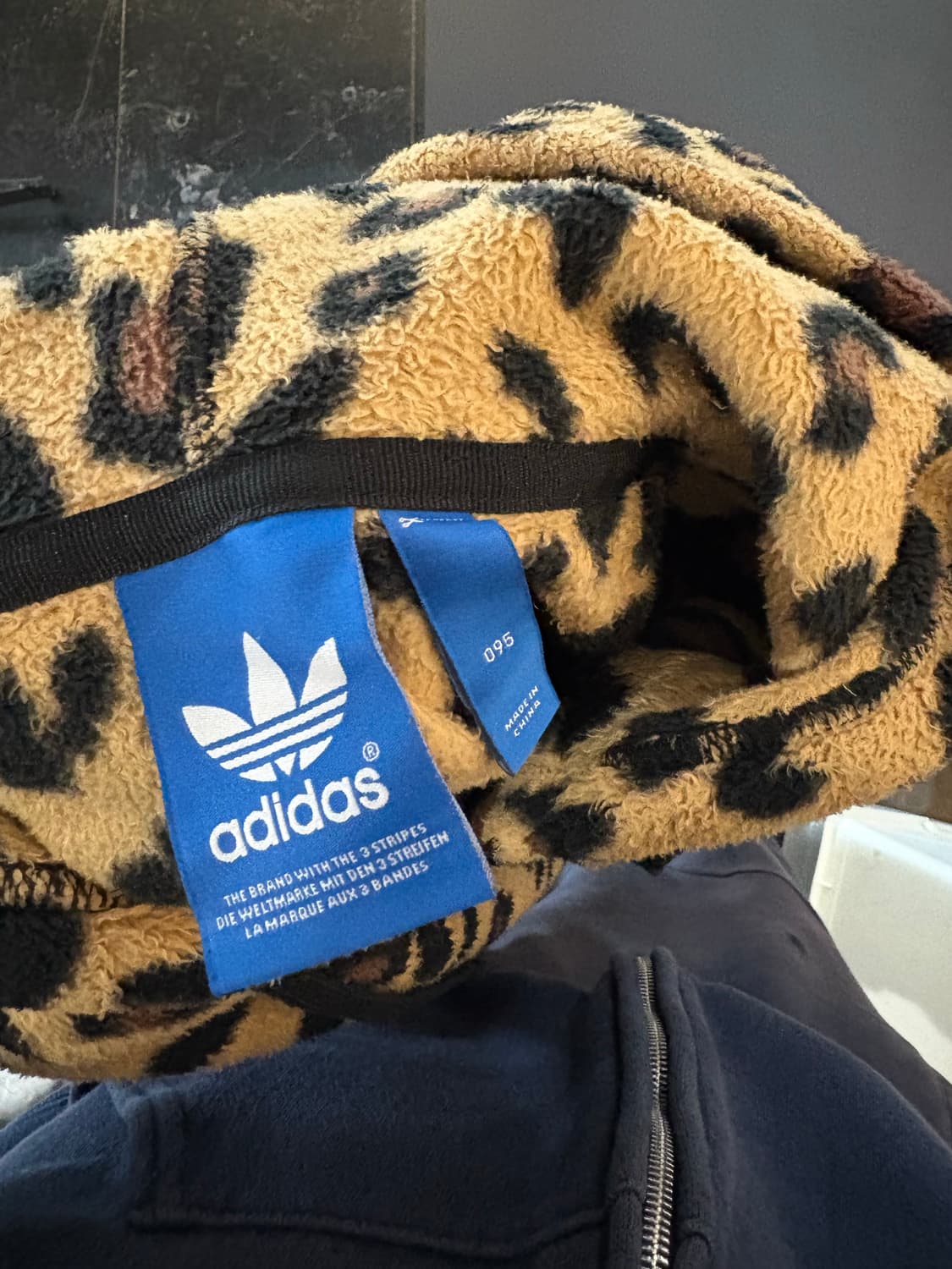 아디다스 레오파드 빅로고 후리스 상품이미지3