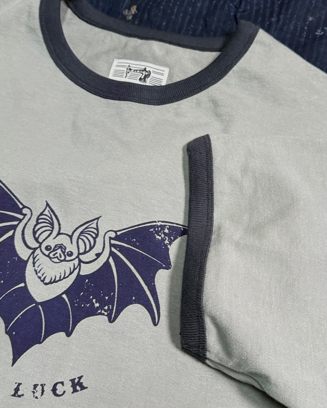 모쿠토 박쥐패턴(Good Luck) 링거티 - 차콜 M/L/XL 상품이미지4