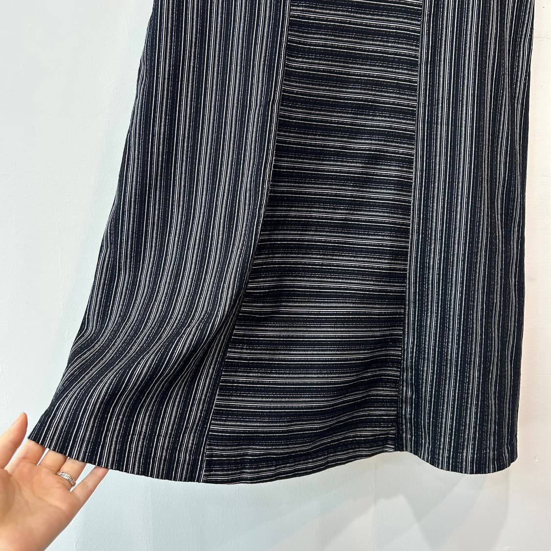 블랙 스트라이프패턴 미디 스커트 상품이미지6